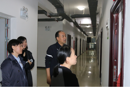 校领导带领学校综合值班组巡视校园简报